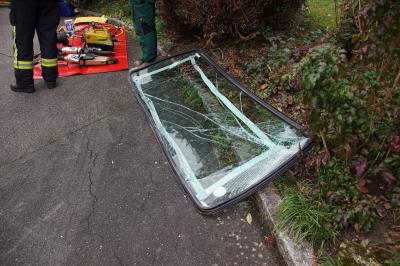 Stuttgart-Sued: Lkw auf Firmengelaende umgekippt